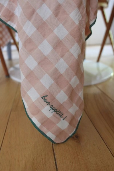 Nappe brodée rose