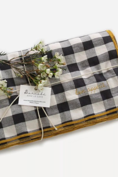 Nappe brodée noire
