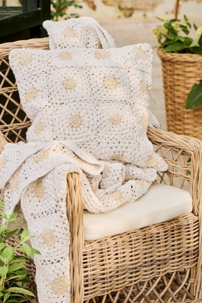 Coussin en crochet beige